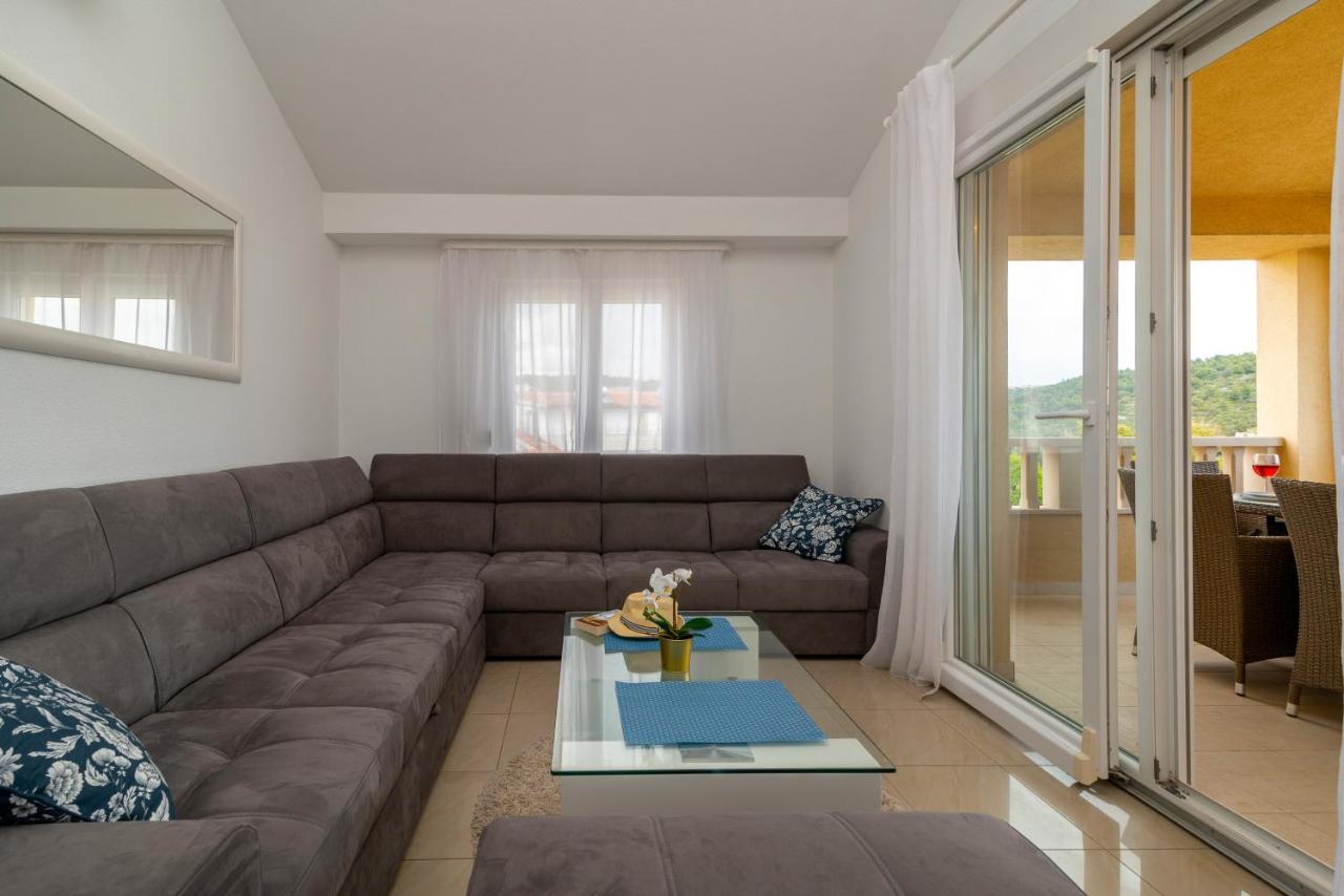 Apartment Angela Трогир Екстериор снимка