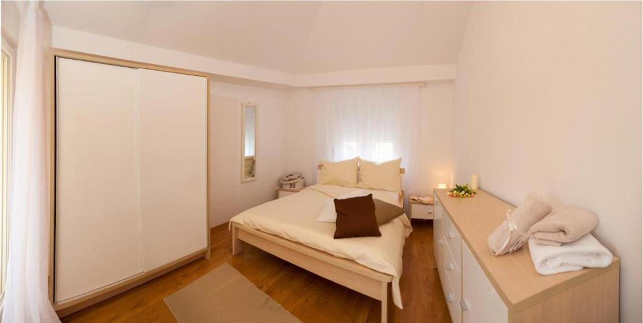 Apartment Angela Трогир Екстериор снимка